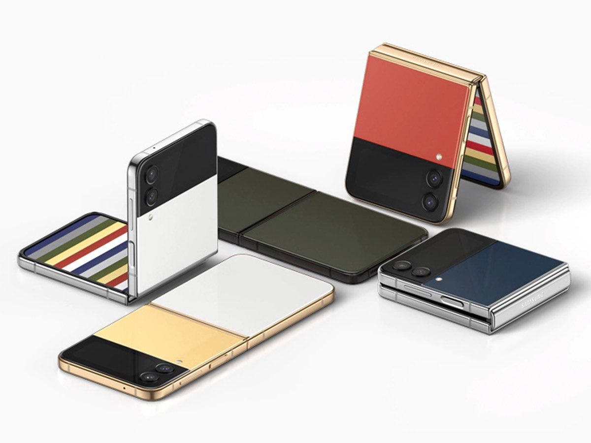 Plusieurs modèles de Samsung Galazy Z Flip 4 sur fond blanc.