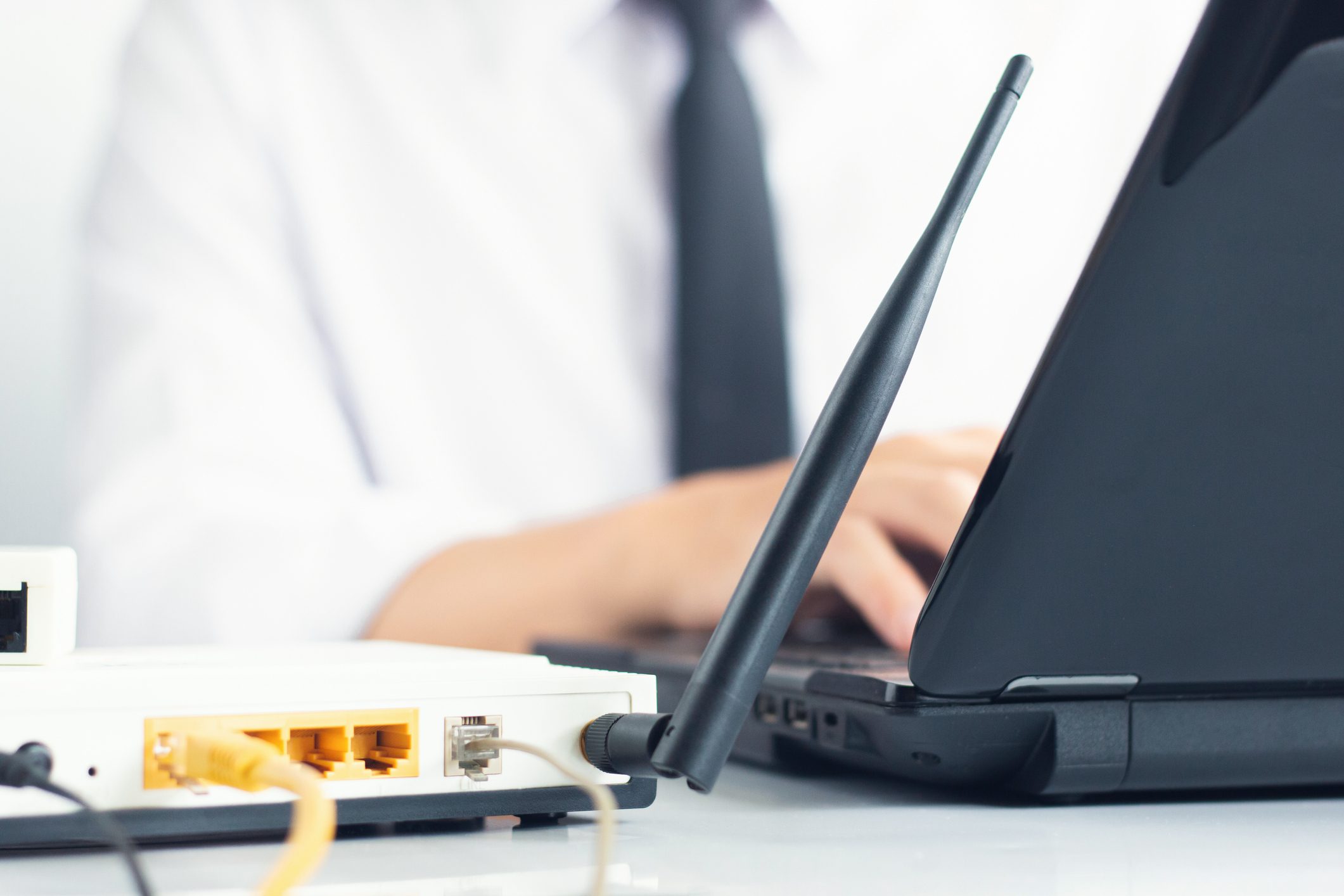 Un routeur Wi-Fi à côté d'un ordinateur portable.