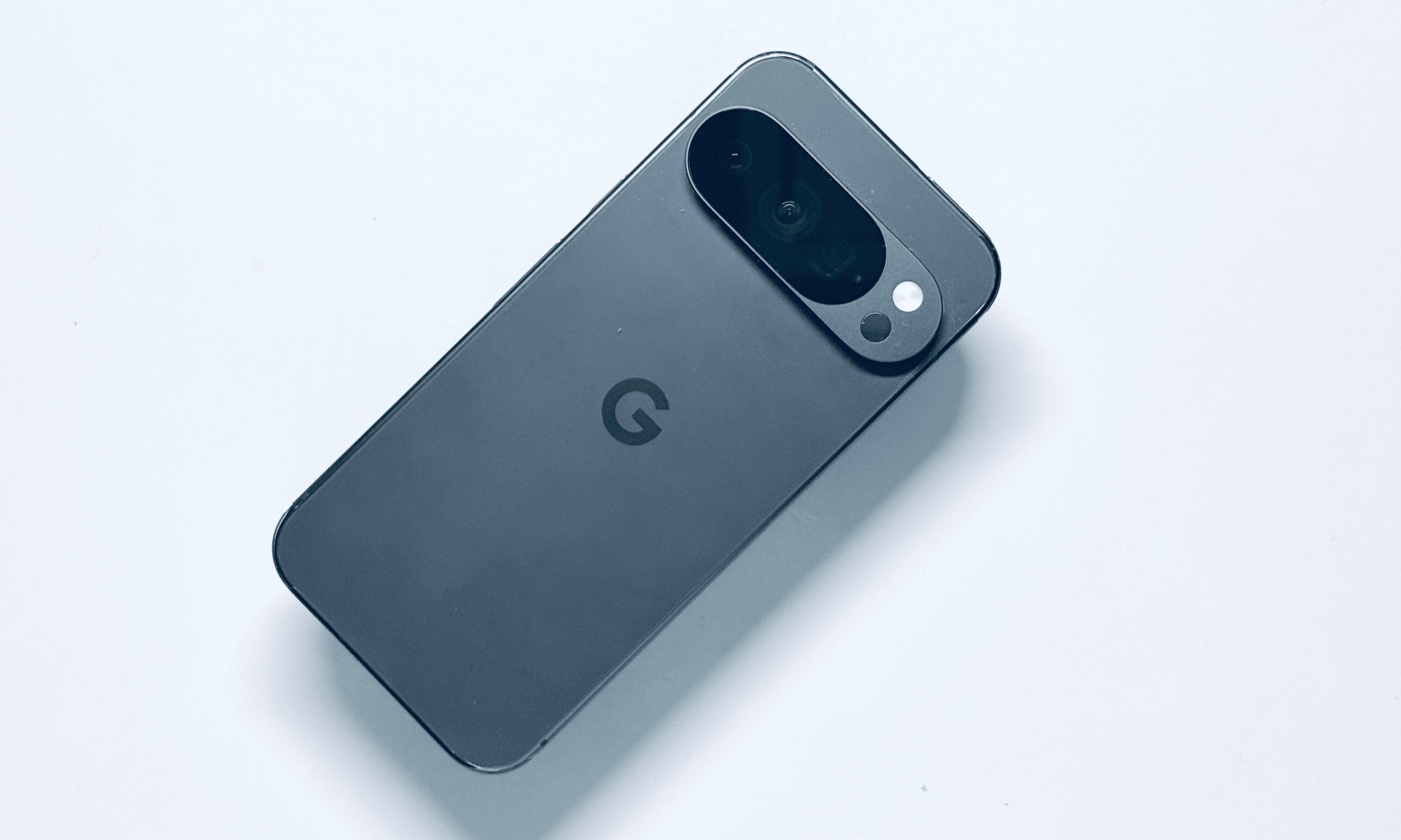Vue inclinée du Google Pixel 10 Pro.