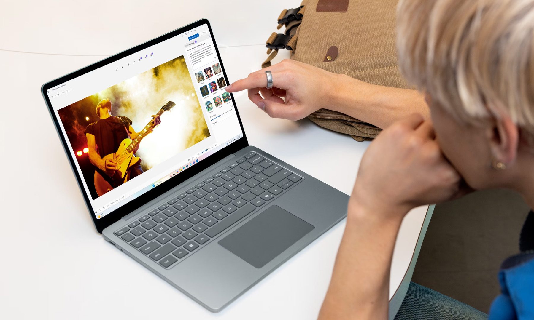 Interaction de l’écran tactile de l’ordinateur portable Microsoft Surface avec Windows 11