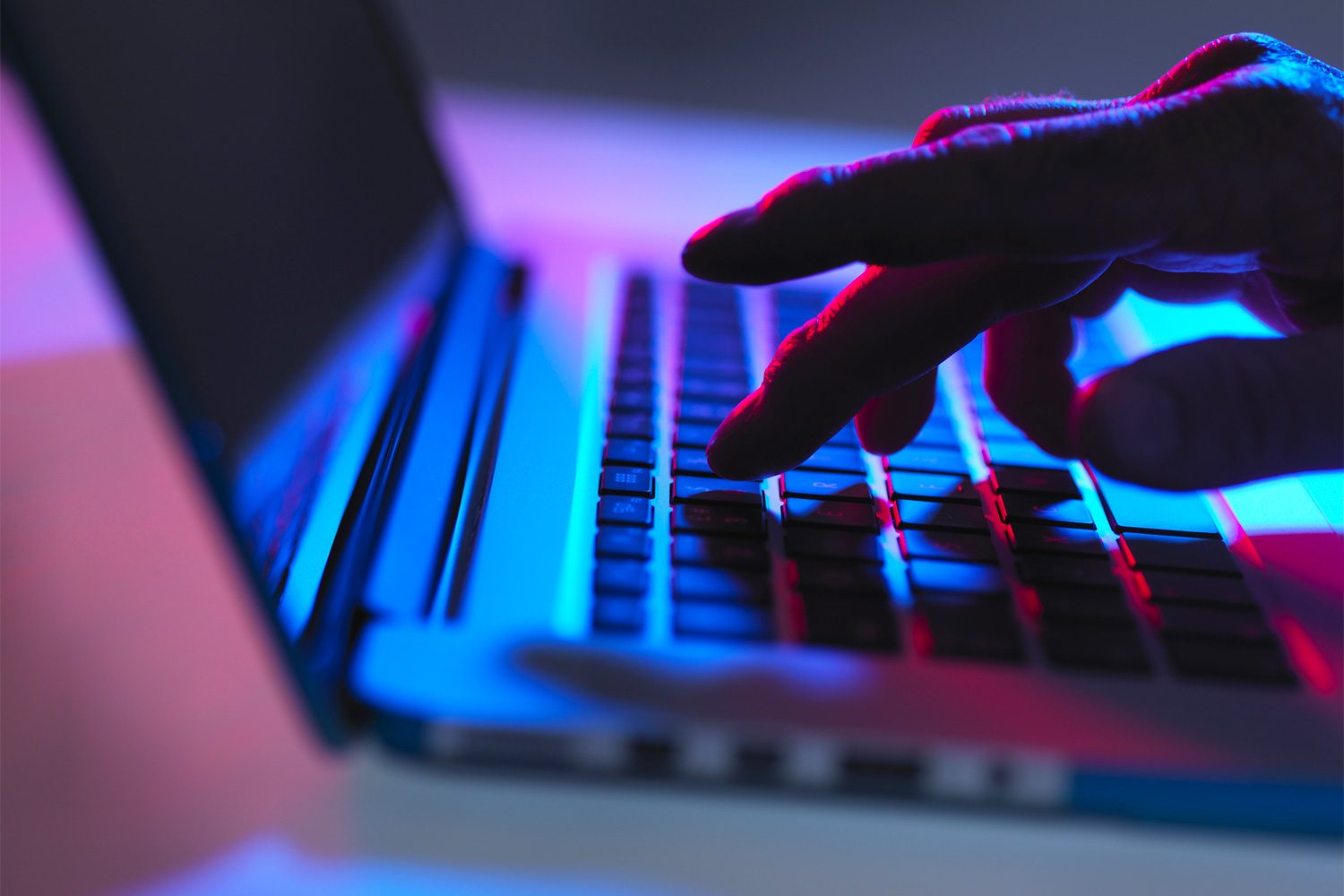 Personne tapant sur un clavier d’ordinateur.