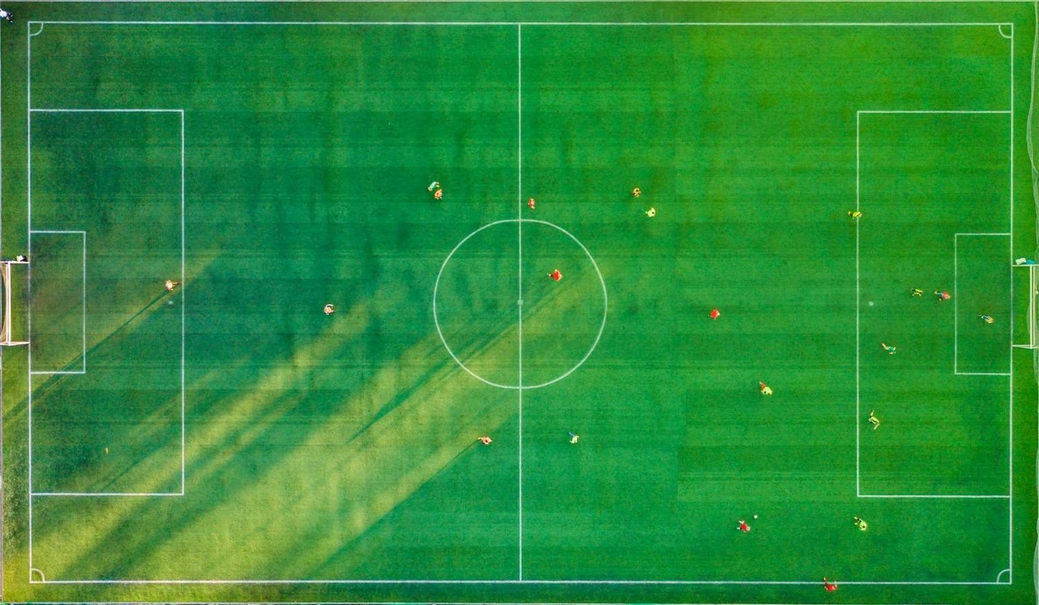 Un terrain de football.