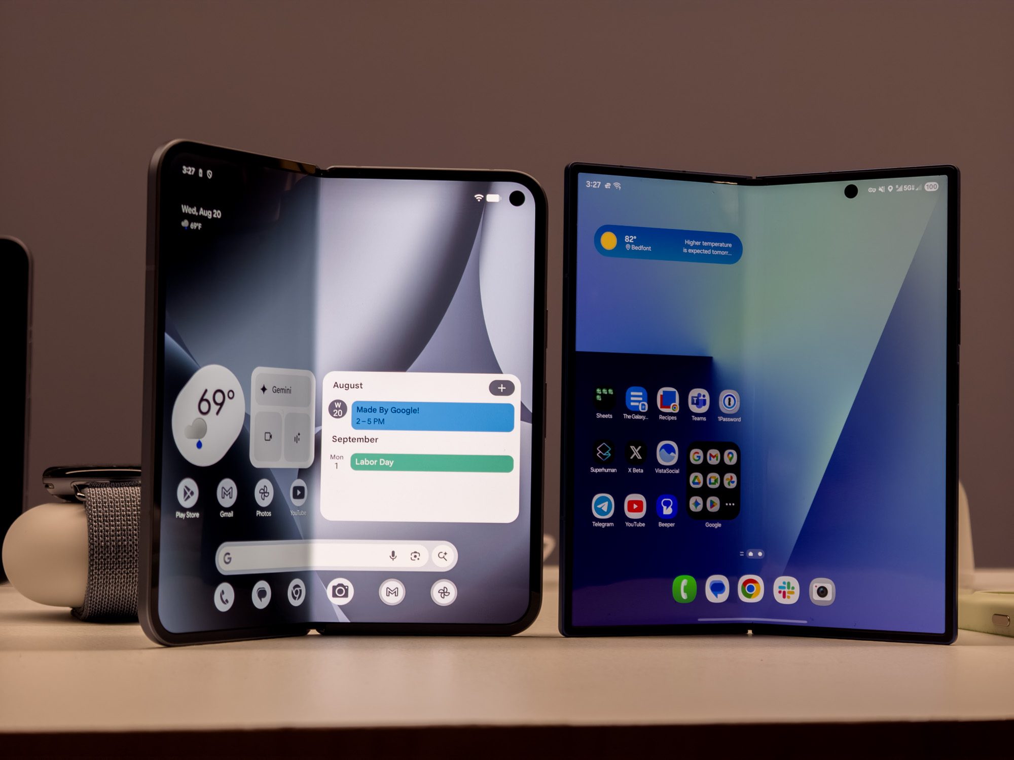 Écran principal du Google Pixel 10 Pro Fold contre le Galaxy Z Fold 7