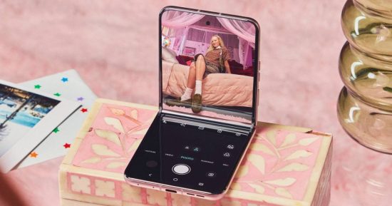 Motorola rafraîchit la gamme Razr avec de nouveaux téléphones à clapet à partir de 799 $