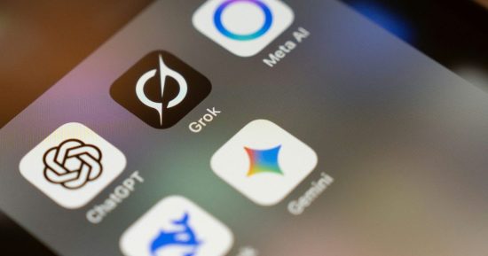 Grok est sur le point de rejoindre ChatGPT et Perplexity sur votre tableau de bord CarPlay