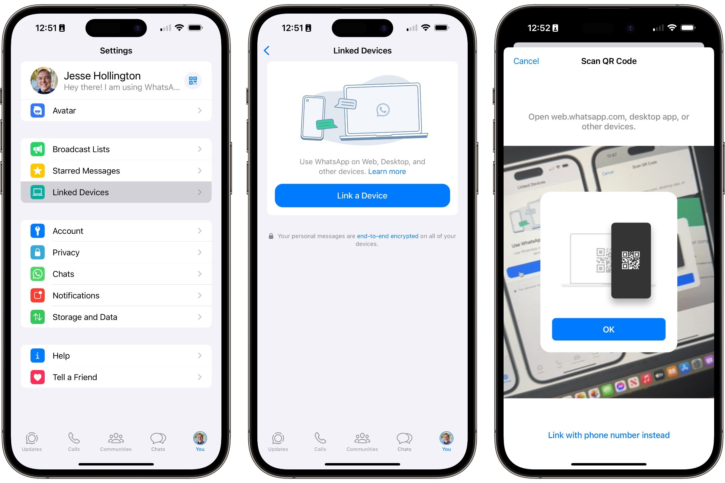 Trois iPhones montrant les étapes pour relier WhatsApp Web à partir d'un iPhone en scannant un code QR.