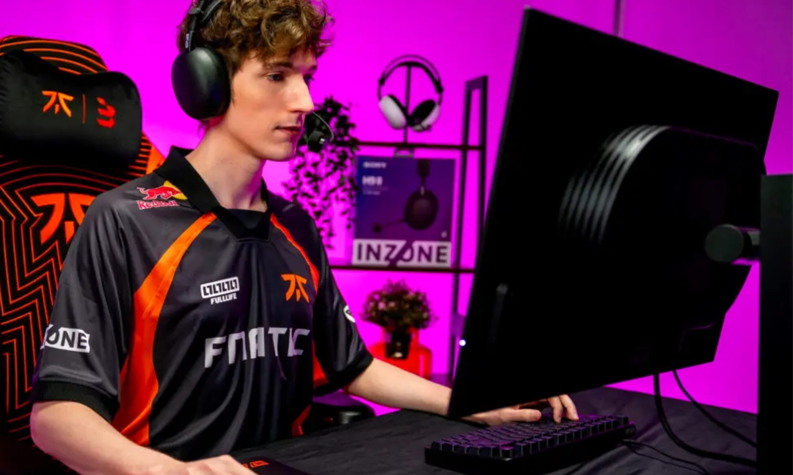 Moniteur de jeu Sony utilisé par un joueur d'esports Fnatic.