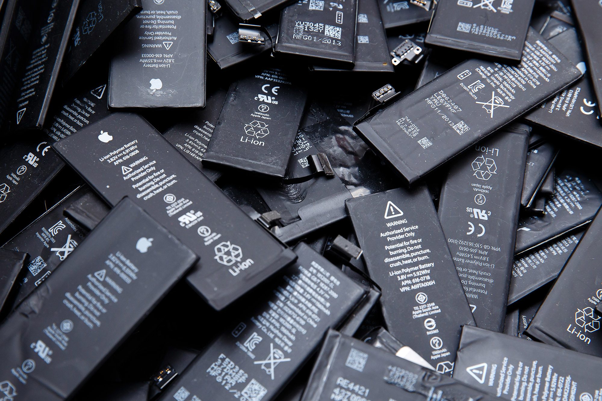 Un tas de vieilles batteries d’iPhone.