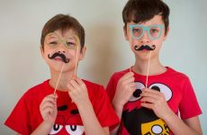 Les enfants contournent les contrôles d'âge en ligne en se dessinant de fausses barbes sur le visage