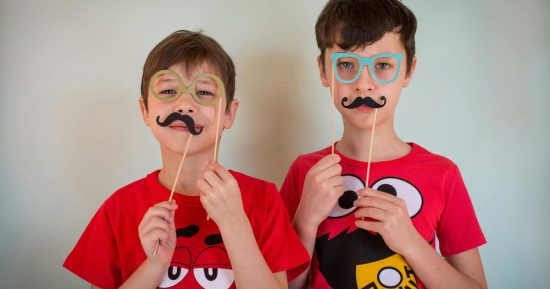 Les enfants contournent les contrôles d'âge en ligne en se dessinant de fausses barbes sur le visage