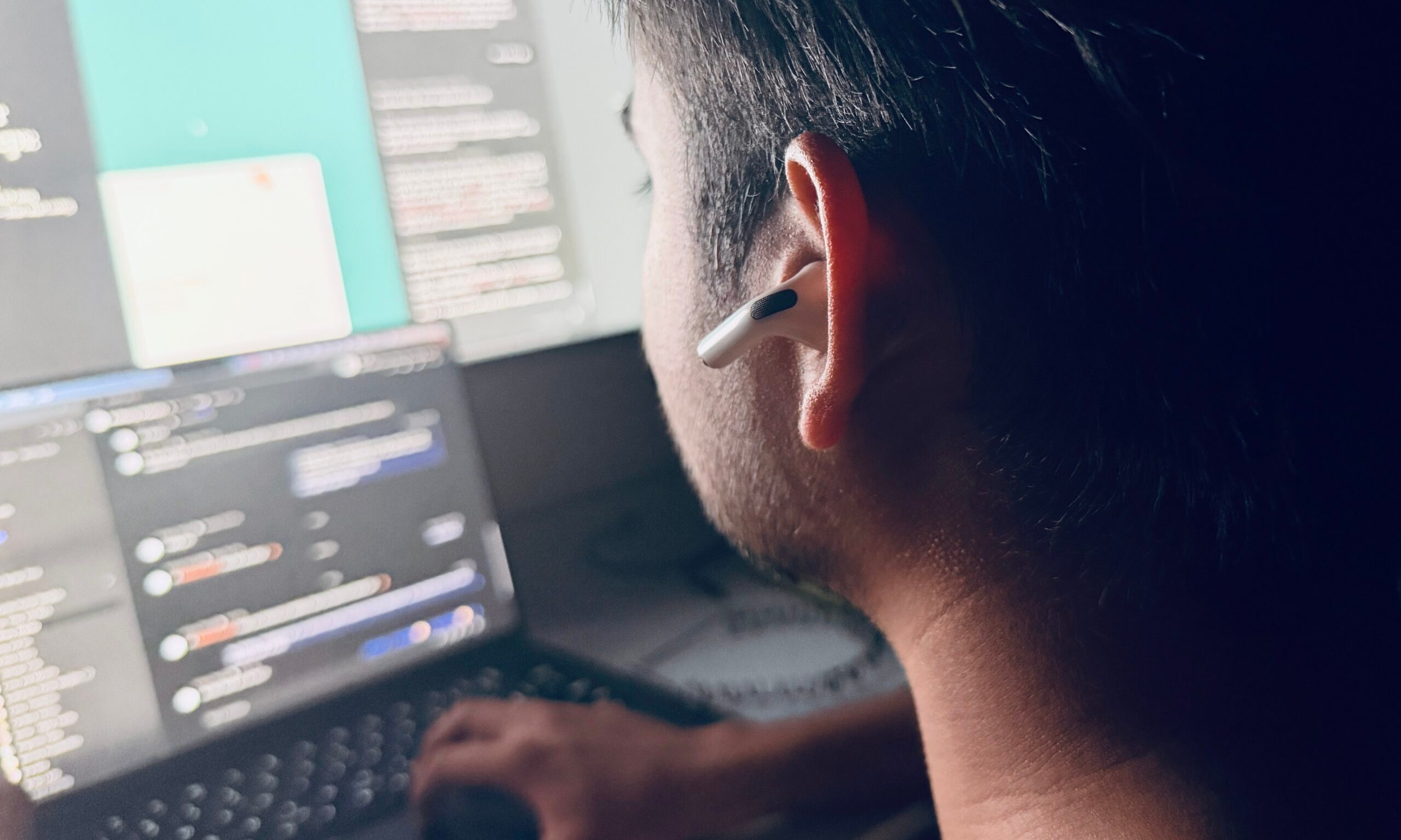 Vue arrière d’une personne portant des AirPods Pro.