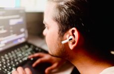 J'ai créé une application Mac pour suivre ma mauvaise posture avec les AirPods. Je n'ai pas écrit une ligne de code.