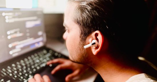 J'ai créé une application Mac pour suivre ma mauvaise posture avec les AirPods. Je n'ai pas écrit une ligne de code.