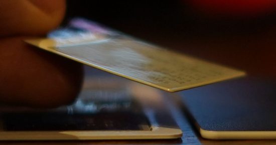 La taille d'une carte de crédit : cet ordinateur entièrement fonctionnel contient même un écran à encre électronique