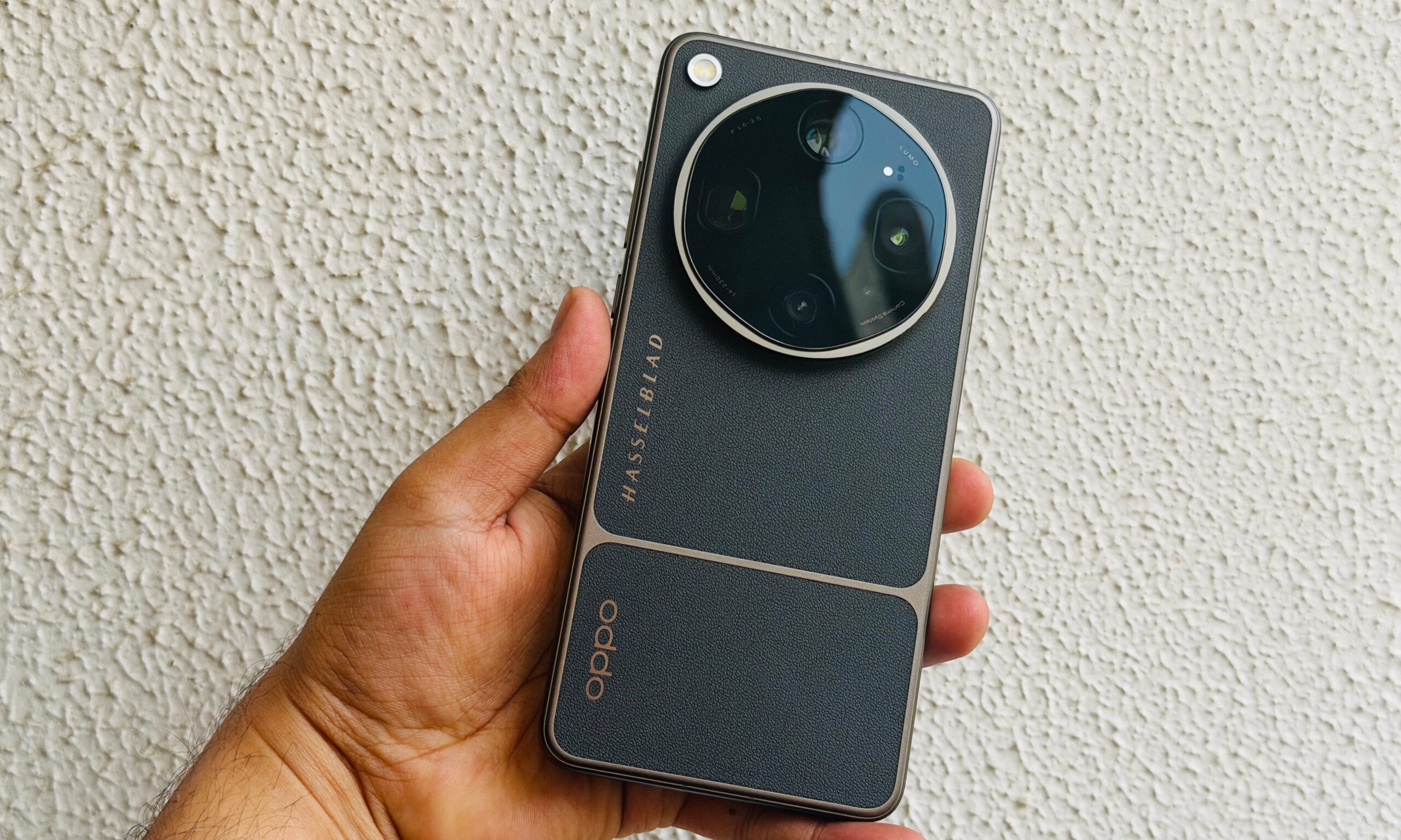 Oppo Find X9 Ultra en main