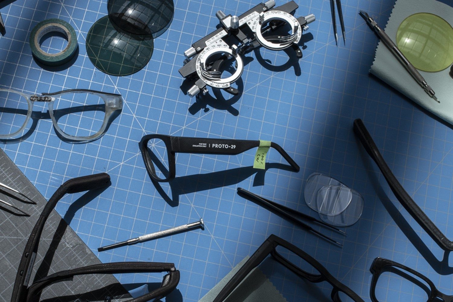 Les lunettes AR de Google posées sur une table.