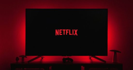 Netflix dispose désormais de son propre studio d'IA, et le contenu généré par l'IA arrive pour votre flux, que cela vous plaise ou non.