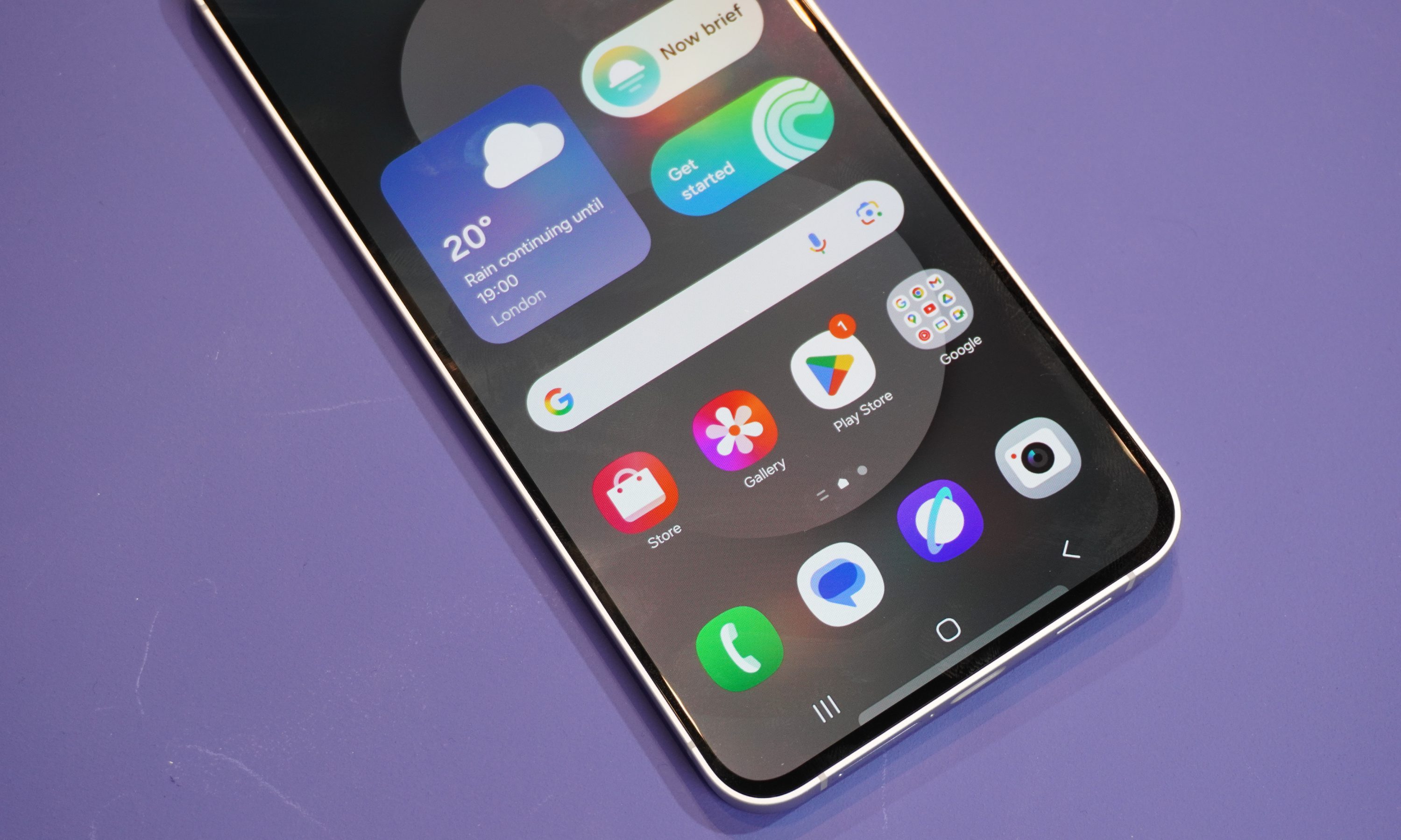 L'écran d'accueil du Galaxy S25 FE, affichant un certain nombre d'applications.