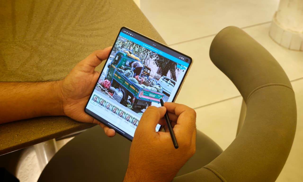 Motorola Razr Fold utilisé pour l'édition d'images avec le Moto Pen Ultra