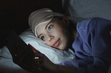De mauvaises habitudes face aux écrans sont un facteur clé du mauvais sommeil et de la mauvaise santé mentale des jeunes, selon une étude