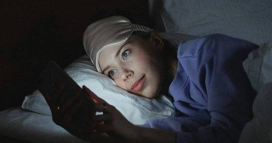 De mauvaises habitudes face aux écrans sont un facteur clé du mauvais sommeil et de la mauvaise santé mentale des jeunes, selon une étude