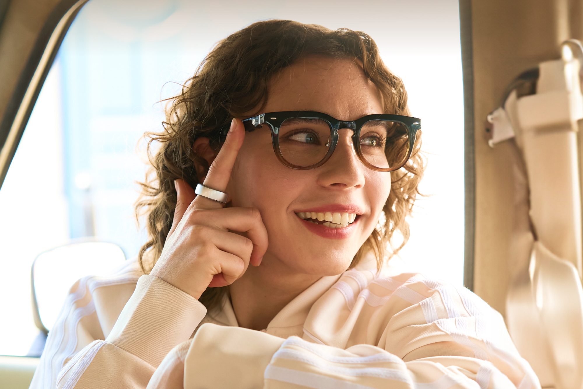 Un mannequin portant les lunettes Halliday AI et la bague intelligente.