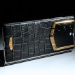 Le nouveau téléphone pliable de Vertu propose de la peau d'alligator, de l'or massif et un prix tout à fait exorbitant