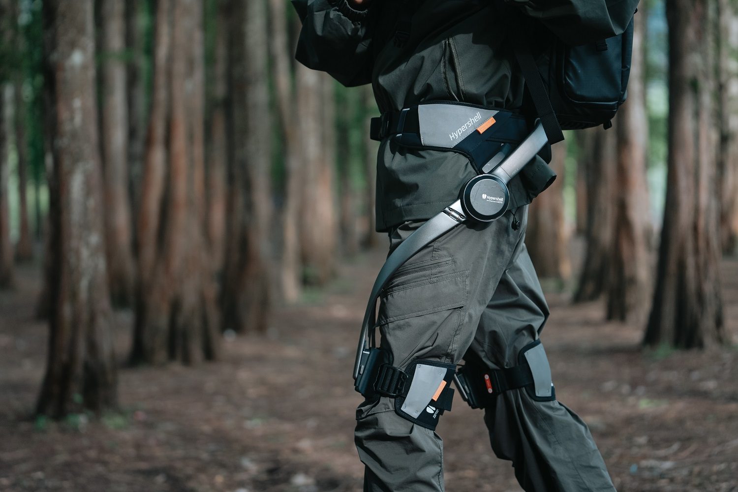 Une personne portant l’exosquelette Hypershell X.