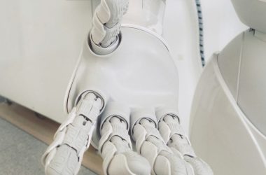 Tout comme les humains, ce robot peut entendre de la musique et la jouer après seulement deux minutes d'auto-entraînement