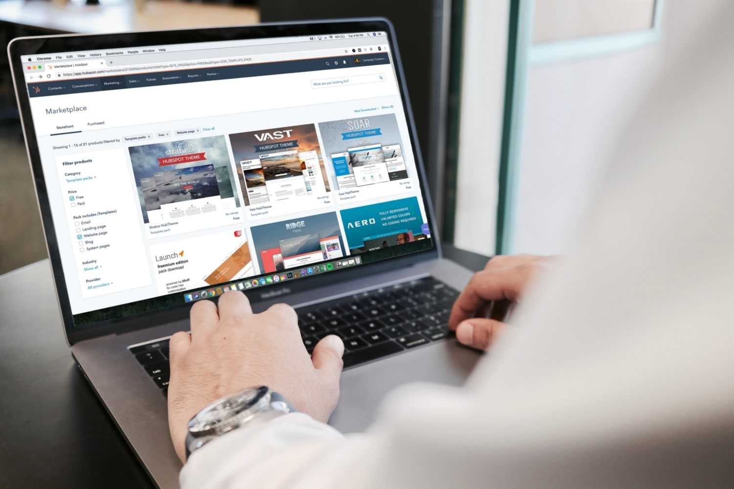 Une personne utilisant un ordinateur portable sur un bureau