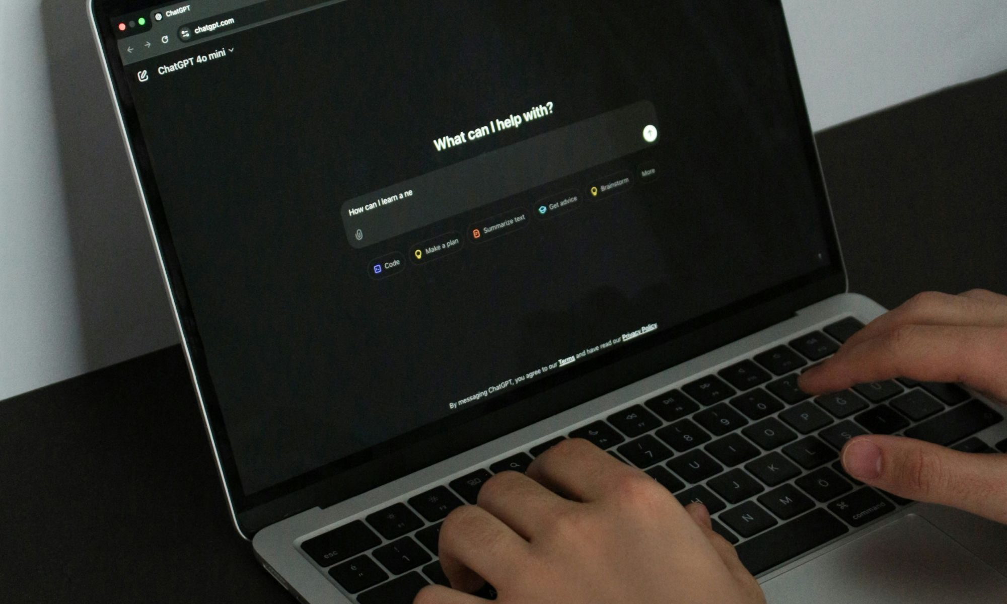 Personne utilisant ChatGPT sur un MacBook.