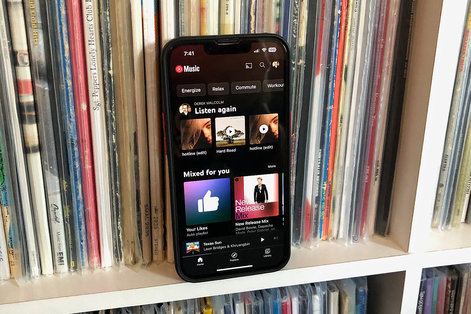Un iPhone avec l'application YouTube Music.