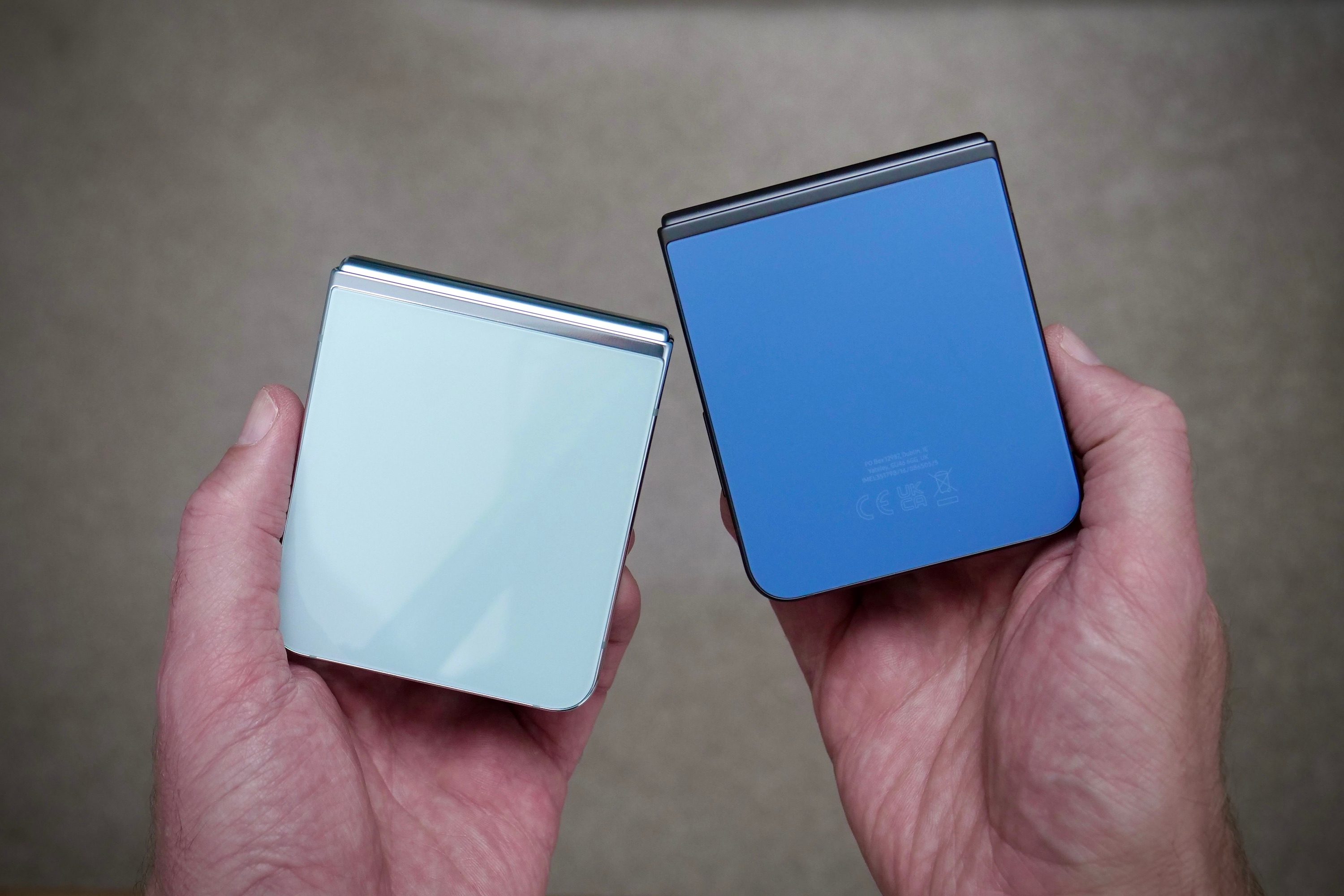 Une personne tenant le Samsung Galaxy Z Flip 5 aux couleurs menthe et bleu.