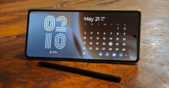 Motorola Raze Fold m'a réintroduit le stylet du téléphone et j'ai réalisé à quel point cela me manquait