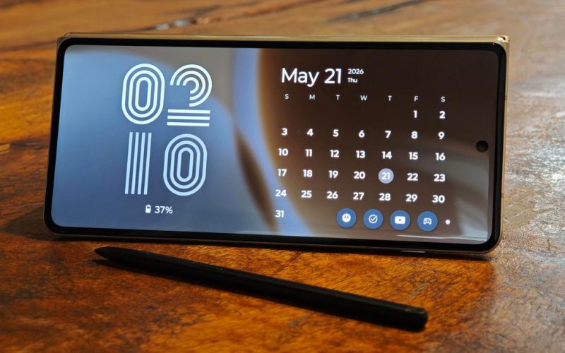 Motorola Raze Fold m'a réintroduit le stylet du téléphone et j'ai réalisé à quel point cela me manquait