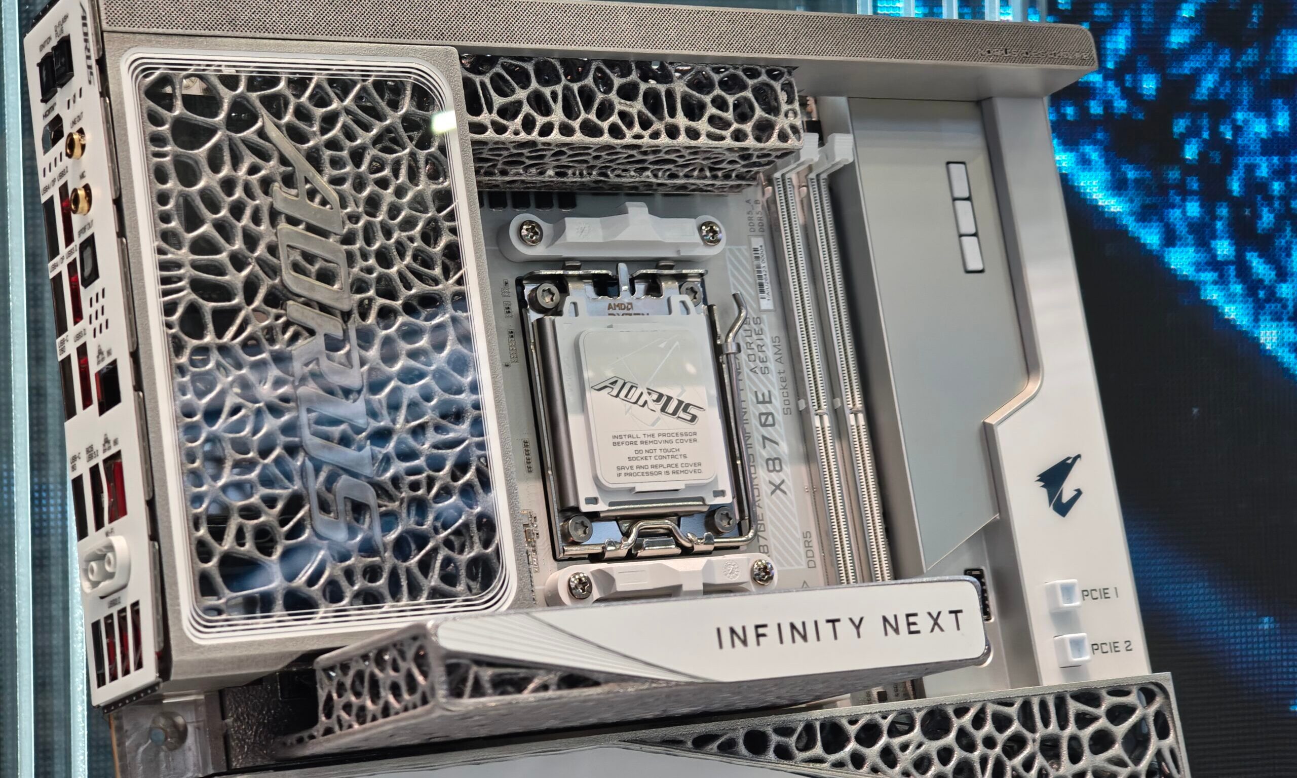 Gros plan de la carte mère Gigabyte X870E AORUS INFINITY NEXT