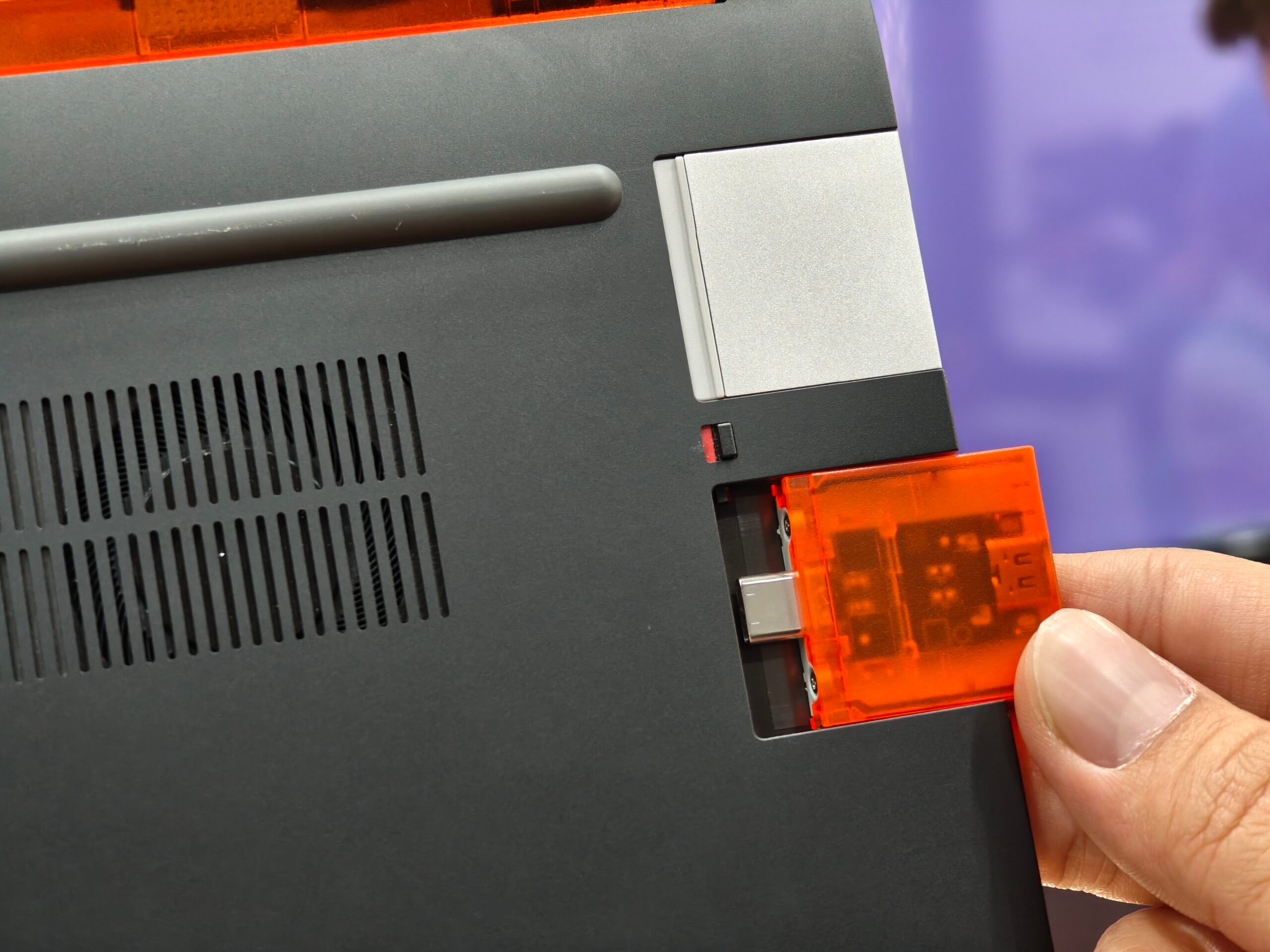 Framework Laptop 13 Pro, nouvelle conception de loquet pour les cartes d'extension