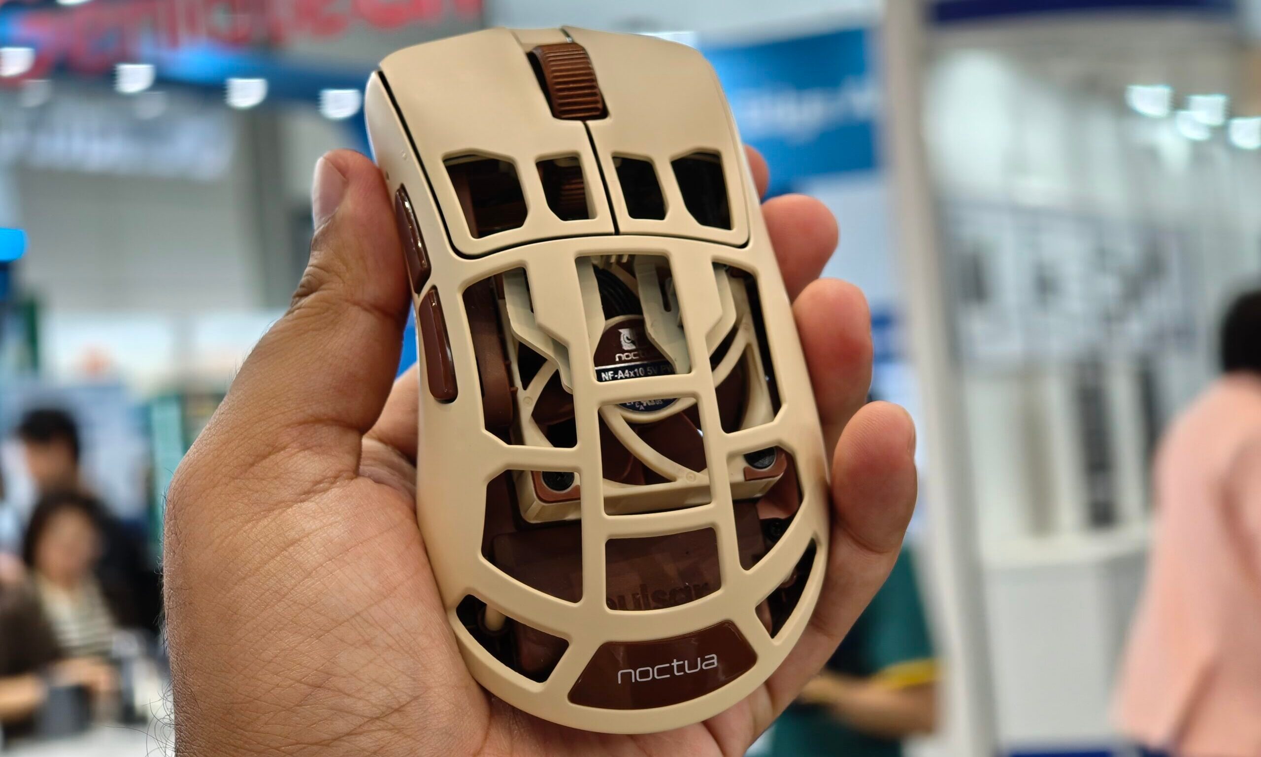 Pulsar Feinmann F01 Noctua Edition souris en main