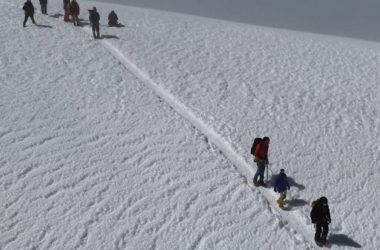 Un robot humanoïde a escaladé un volcan, avec une aide très humaine