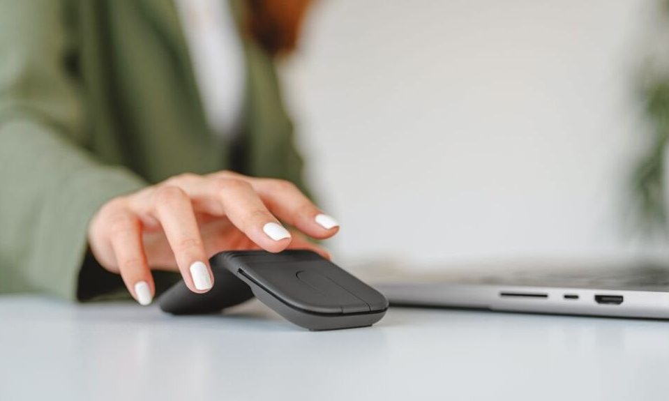 Logitech Mobi Fold sur un bureau