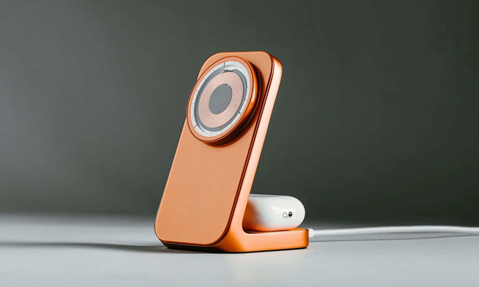 Nomad Stand One est un chargeur sans fil Qi2