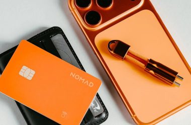 Le tracker de portefeuille orange de Nomad donne à l'AirTag un aspect épais et sous-habillé