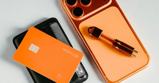 Le tracker de portefeuille orange de Nomad donne à l'AirTag un aspect épais et sous-habillé