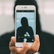 Un réseau de comptes X renforce les outils de nudification de l'IA, créant un véritable enfer pour les victimes