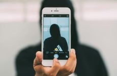 Un réseau de comptes X renforce les outils de nudification de l'IA, créant un véritable enfer pour les victimes