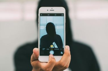 Un réseau de comptes X renforce les outils de nudification de l'IA, créant un véritable enfer pour les victimes