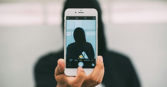 Un réseau de comptes X renforce les outils de nudification de l'IA, créant un véritable enfer pour les victimes