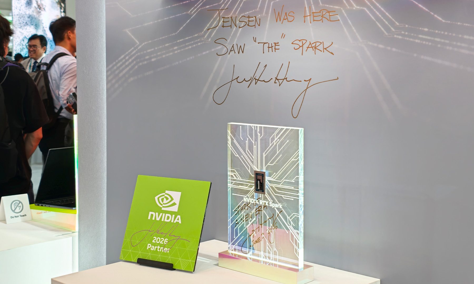 Jensen Huang a signé NVIDIA RTX Spark au stand MediaTek Computex 2026