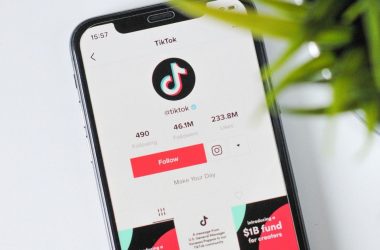 Les flux TikTok montrent 3 fois plus de failles d'IA que YouTube, révèle une étude