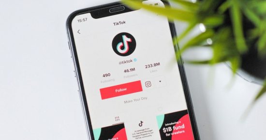 Les flux TikTok montrent 3 fois plus de failles d'IA que YouTube, révèle une étude